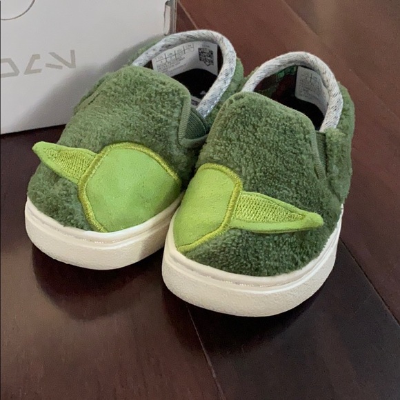 toms baby yoda shoes